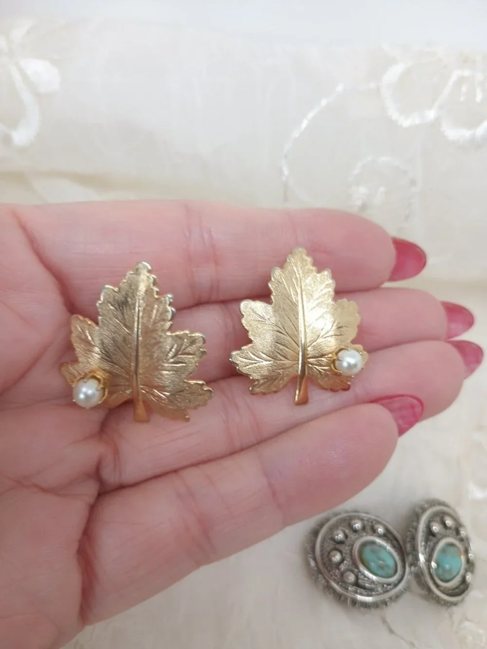 lot of Sarah Coventry Earrings Gold Tone Clip On's Whispering Leaf, Dangle Pearl - Picture 10 of 11